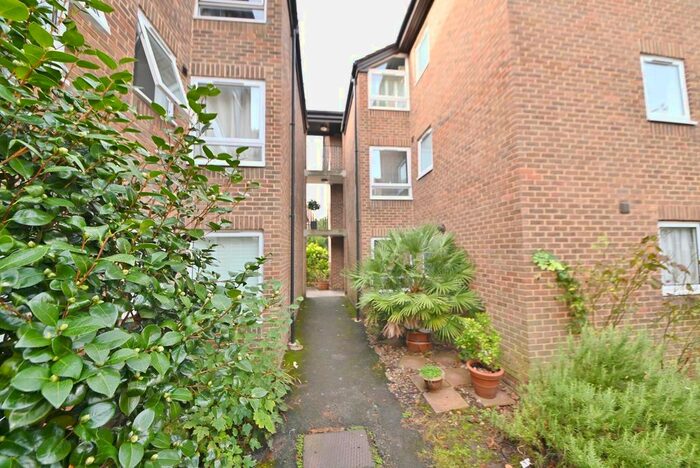 2 Bedroom Flat To Rent In Teddington Park, Teddington, TW11