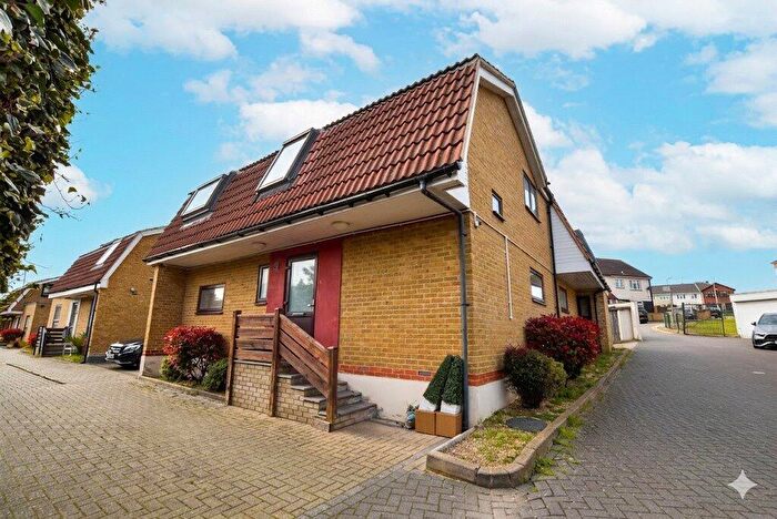 4 Bedroom Detached House To Rent In Radwin Close, Romford, RM5