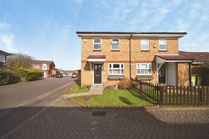 3 Bedroom End Of Terrace House For Sale In Rochford Drive, Luton, LU2