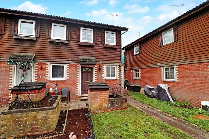 1 Bedroom End Of Terrace House For Sale In Kings Road, Woking, Surrey, GU21