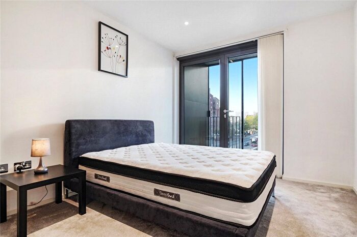 1 Bedroom Flat To Rent In Ambassador Building, New Union Square, London, SW8