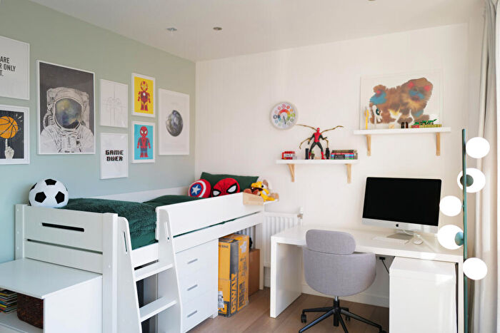 2 Bedroom Apartment To Rent In Lock Side Way, London, E16
