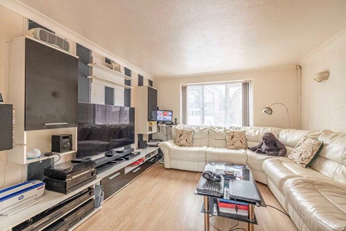 3 Bedroom Semi-Detached House For Sale In Westfield Road, Slough, SL2