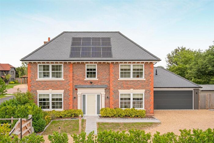 5 Bedroom Detached House For Sale In Moat Farm Close, Winkfield, SL4