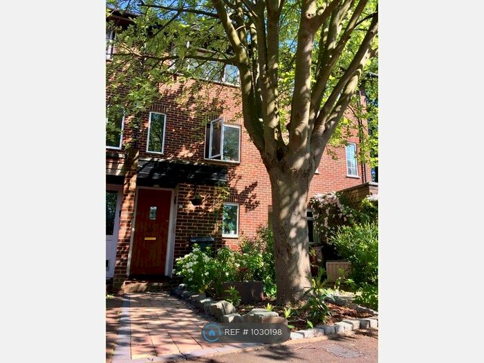 2 Bedroom Maisonette To Rent In Foxwood Close, Feltham, TW13