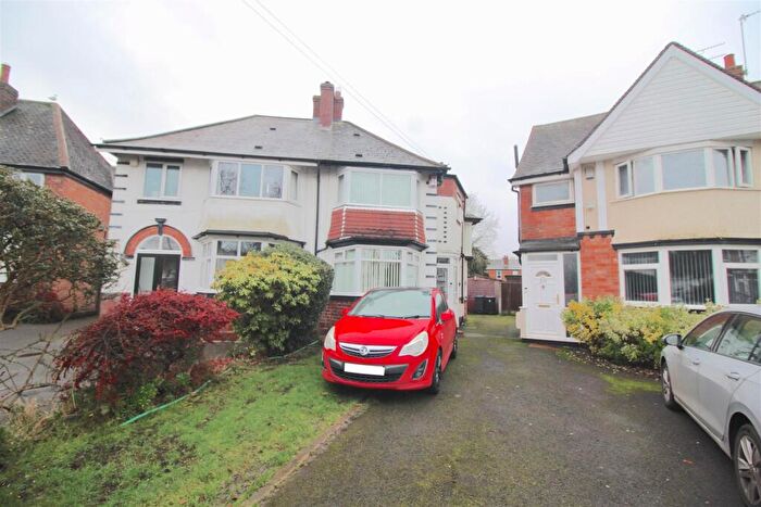 3 Bedroom Semi-Detached House For Sale In Homecroft Road, Birmingham, B25