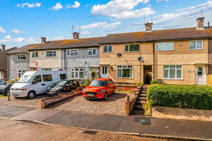 3 Bedroom Terraced House For Sale In Featherstone Drive, Leicester, LE2