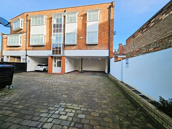 2 Bedroom Flat To Rent In Lechmere Road, London, NW2