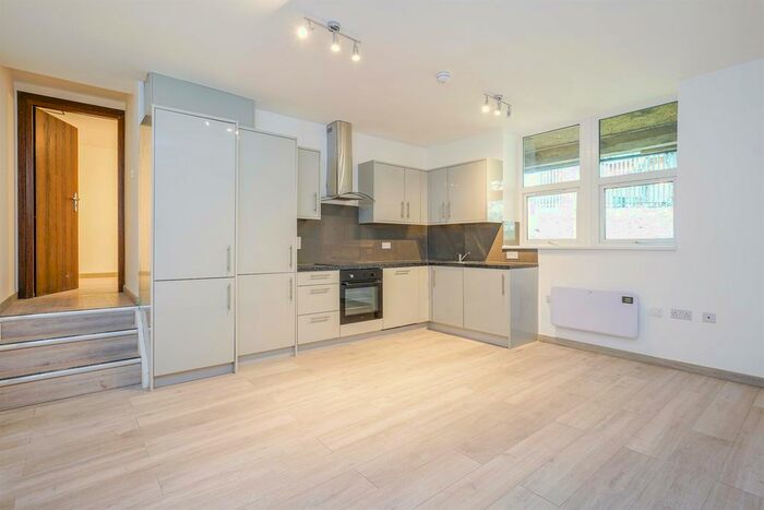 1 Bedroom Flat To Rent In Ravenscliffe Avenue, Bradford, BD10