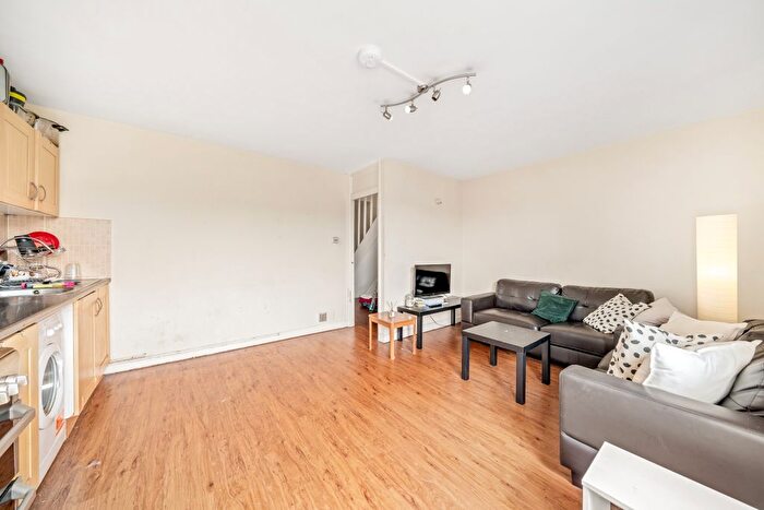 3 Bedroom Flat To Rent In Wallis Close, Battersea, SW11