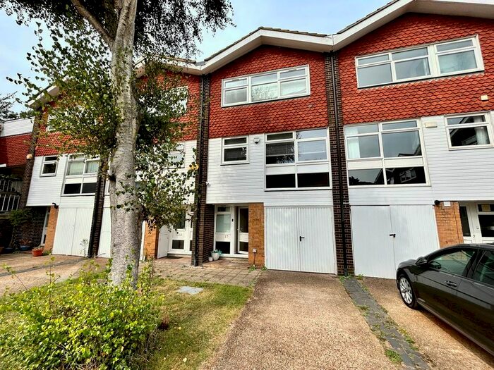 4 Bedroom Property To Rent In Heronsforde, London, W13