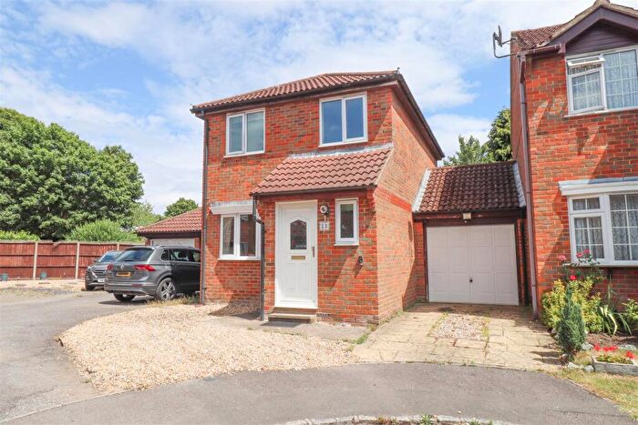 3 Bedroom Link Detached House For Sale In Maskell Way, Farnborough, GU14