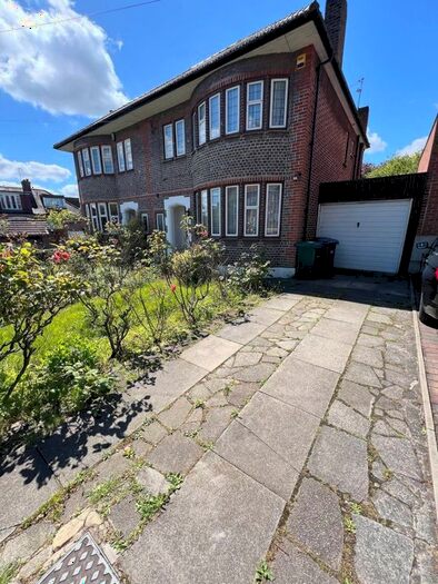 5 Bedroom Semi-Detached House To Rent In Saddlescombe Way, London, N12