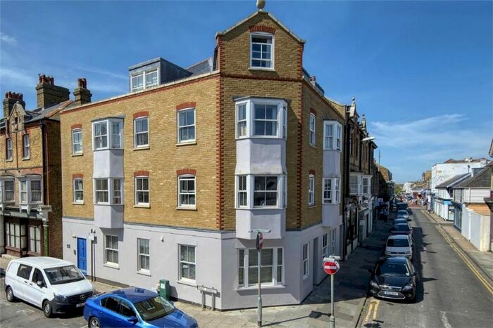 2 Bedroom Flat To Rent In East Street, Herne Bay, CT6