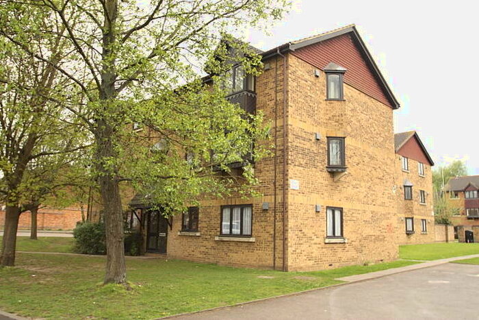 1 Bedroom Flat To Rent In Latimer Close, Woking, GU22
