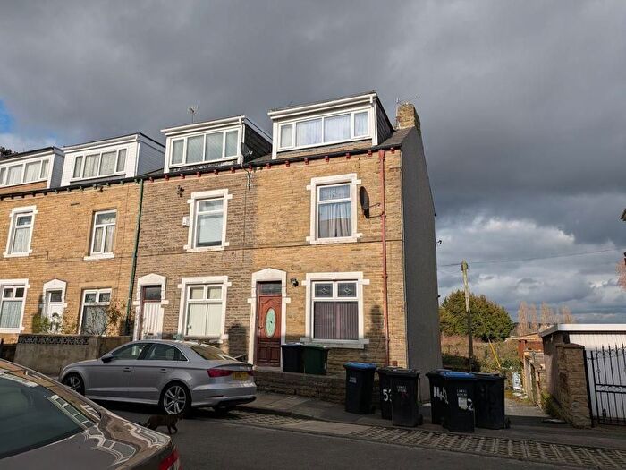 4 Bedroom End Terrace House For Sale In Cottam Terrace, Bradford, BD7