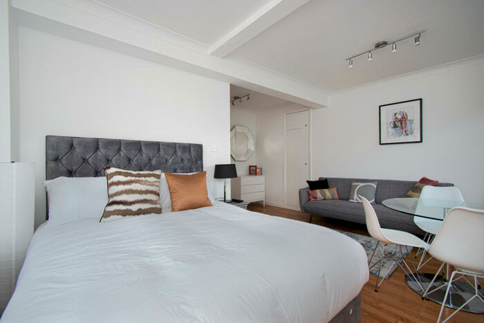 Flat To Rent In Warren Court, Euston Road, NW1