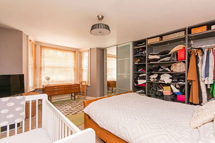 2 Bedroom Maisonette For Sale In Hammersmith Grove, Chiswick, London, W6