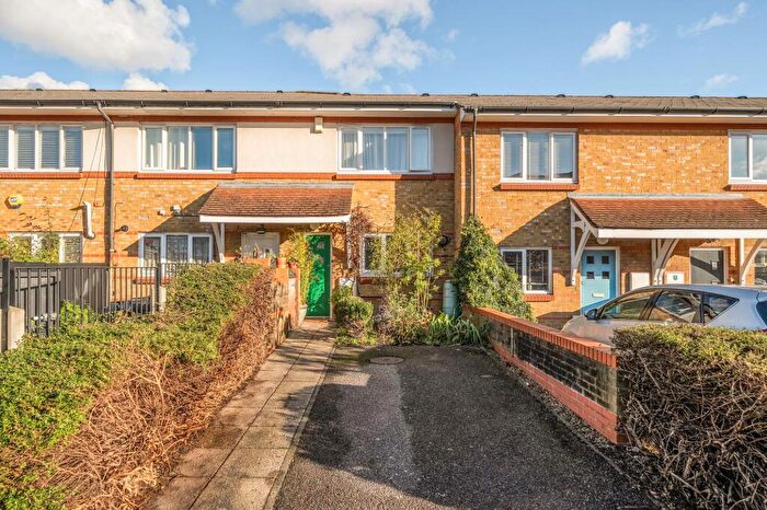 2 Bedroom House For Sale In Colthurst Crescent, London, N4