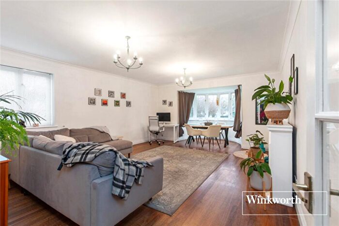 3 Bedroom Apartment For Sale In Hendon Lane, Finchley, London, N3