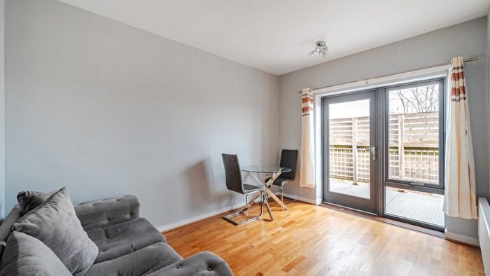 1 Bedroom Flat For Sale In Coral Court, Romford, RM6