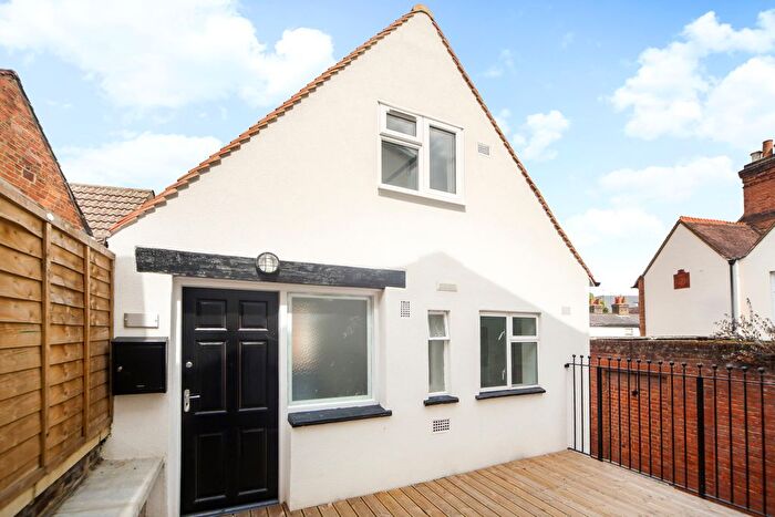 2 Bedroom Flat To Rent In London Street, Chertsey, KT16