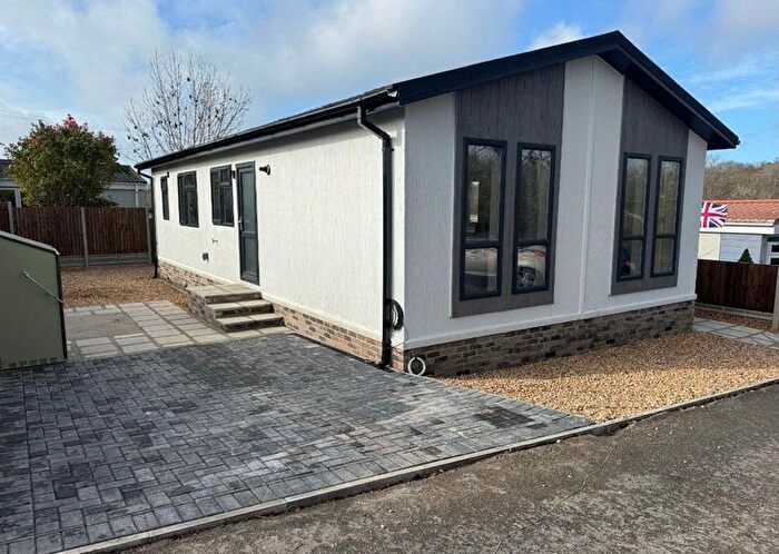 2 Bedroom Mobile/park Home For Sale In Bashley Cross Road, New Milton, BH25