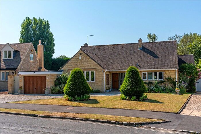 3 Bedroom Bungalow For Sale In Lifford Gardens, Broadway, Worcestershire, WR12