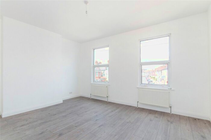 3 Bedroom Flat To Rent In Vant Road, London, SW17