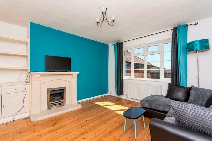 2 Bedroom Flat To Rent In Cardrew Court, North Finchley, London, N12