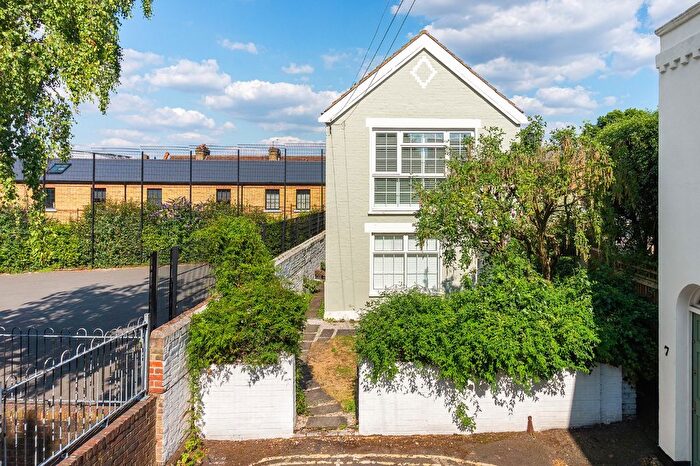 2 Bedroom Flat To Rent In Albany Road, Richmond, Surrey, TW10