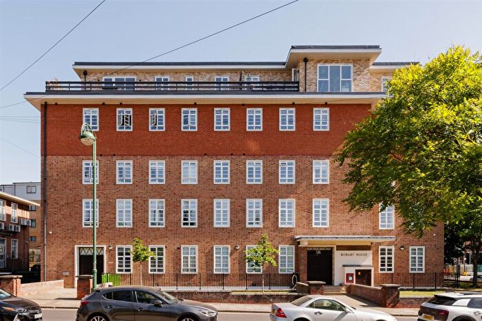 1 Bedroom Flat For Sale In Lemna Road, Leytonstone, E11