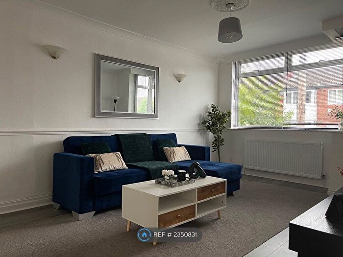 3 Bedroom Terraced House To Rent In Kelso Gardens, Leeds, LS2