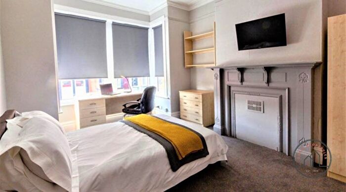 5 Bedroom Semi-Detached House To Rent In Manor Drive, Leeds, LS6