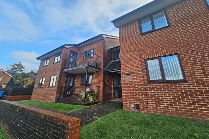 2 Bedroom Flat To Rent In Broadstone, BH18