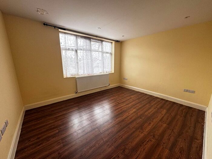 4 Bedroom Flat To Rent In Kenton Road, Kenton, HA3
