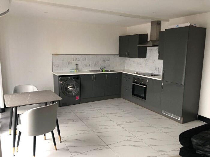 1 Bedroom Flat To Rent In Apartment Leeds Road, Laisterdyke, Bradford, BD3