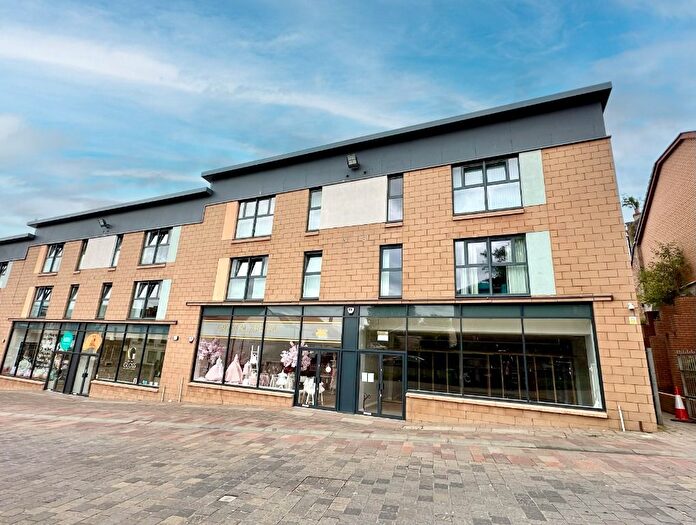 2 Bedroom Flat To Rent In Castle Street, Hamilton, South Lanarkshire, ML3