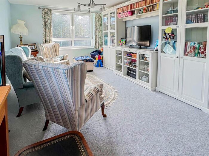 2 Bedroom Apartment For Sale In South Terrace, Littlehampton, BN17