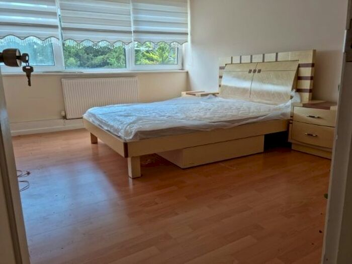 2 Bedroom Flat To Rent In Belmont Hill, London, SE13