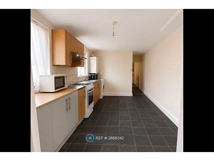 2 Bedroom Flat To Rent In New Barn St, London, E13