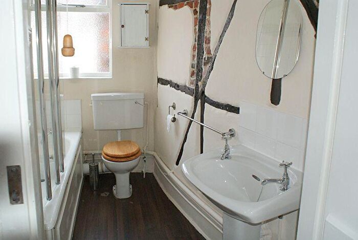 2 Bedroom Flat For Sale In Church Street, Godalming, Surrey, GU7