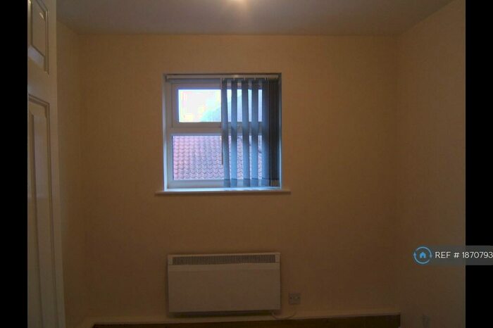 2 Bedroom Flat To Rent In Grove Hill, Hessle, HU13