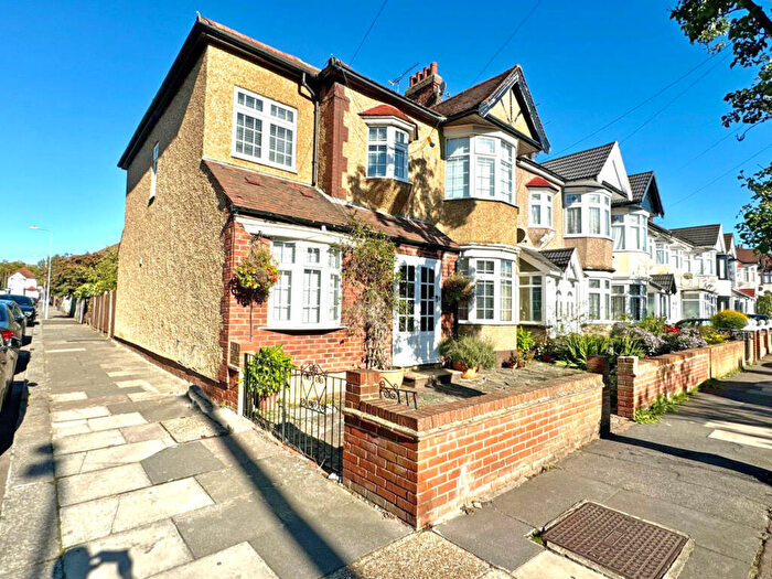 5 Bedroom End Of Terrace House For Sale In Campbell Avenue, Ilford, Essex, IG6
