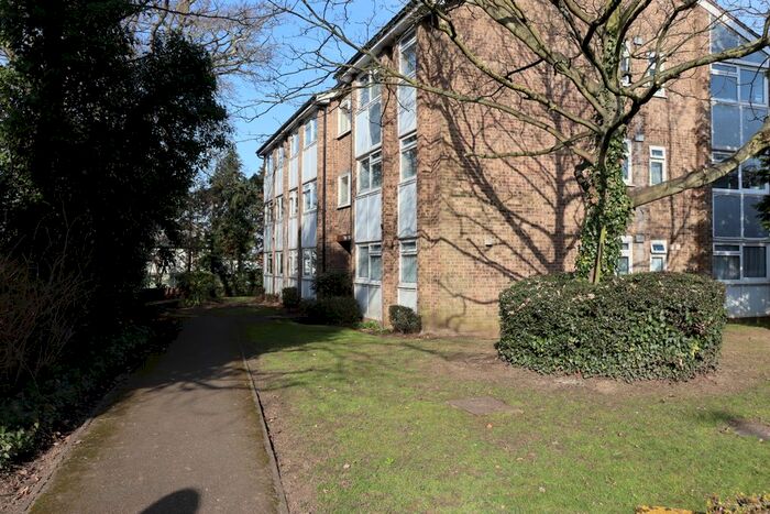 Studio To Rent In Castle View Road, Weybridge, KT13