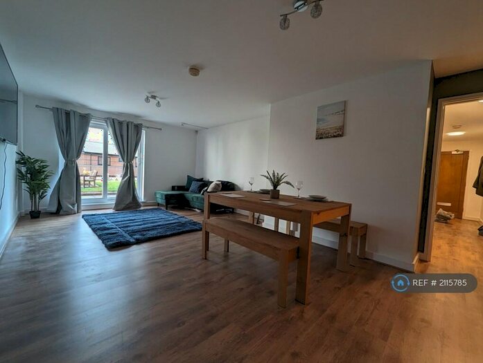 2 Bedroom Flat To Rent In Tower Court, Newcastle-Under-Lyme, ST5