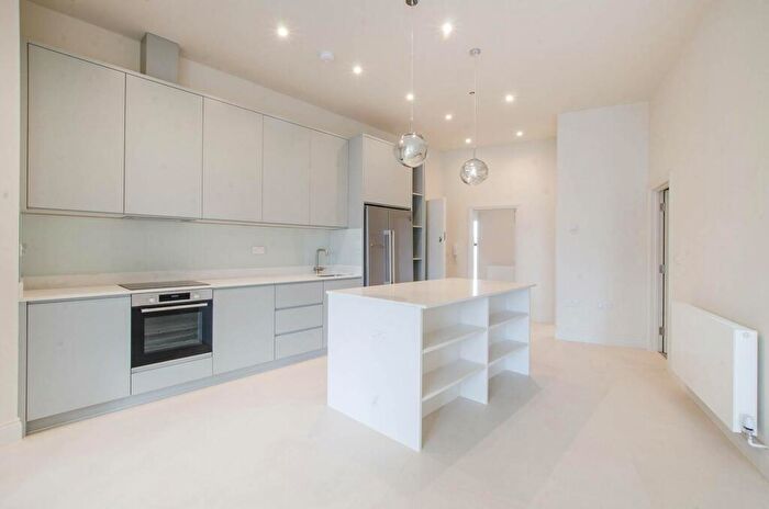 3 Bedroom Flat To Rent In Rye Lane, Peckham, London, SE15