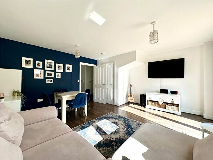 3 Bedroom End Of Terrace House For Sale In Castle Street, Swanscombe, Kent, DA10