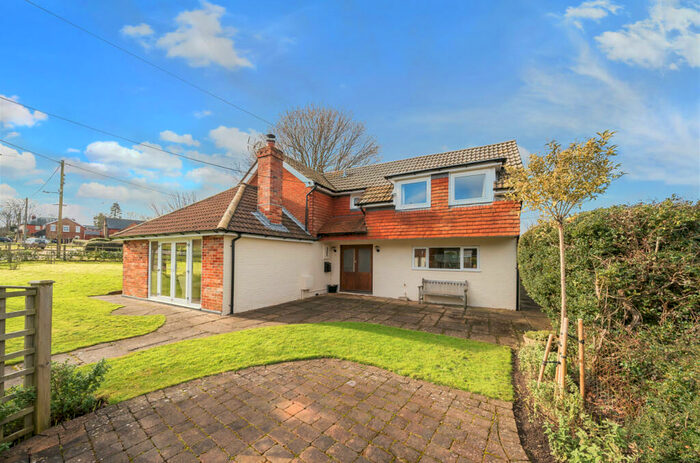 3 Bedroom Detached House For Sale In North Lane, Nomansland, Salisbury, Wiltshire, SP5