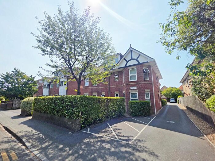 1 Bedroom Flat For Sale In Cherry Grange, Richmond Park Road, Bournemouth, Dorset, BH8